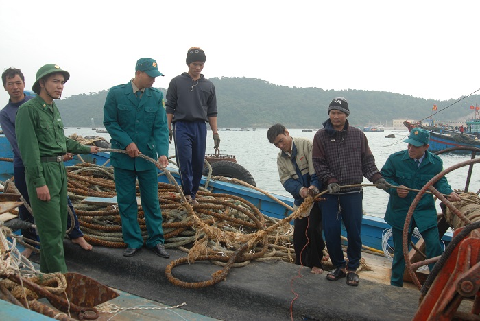 LLVT huyện Cô Tô hỗ trợ ngư dân chằng buộc, neo đậu tàu an toàn tại âu cảng.