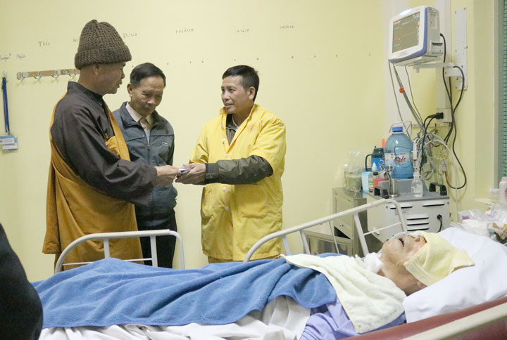 Những nhà hảo tâm tặng quà Tết cho người bệnh nặng đang điều trị tại Bệnh viện