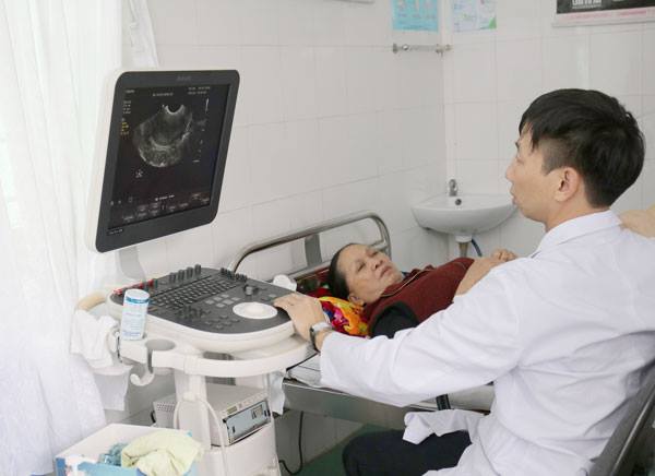 Bác sỹ siêu âm tuyến giáp cho người dân trong chương trình khám, sàng lọc bệnh sớm miễn phí cho người dân phường Yên Thanh, TP Uông Bí