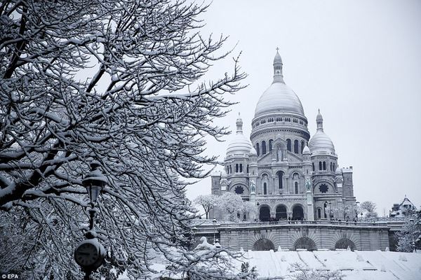 Khi nhiệt độ ở quốc gia này xuống thấp, tuyết rơi dày và tạo thành lớp tới 15 cm. Dù đi lại rất khó khăn nhưng bù lại, người dân được thưởng thức vẻ đẹp như chốn bồng lai của Paris.