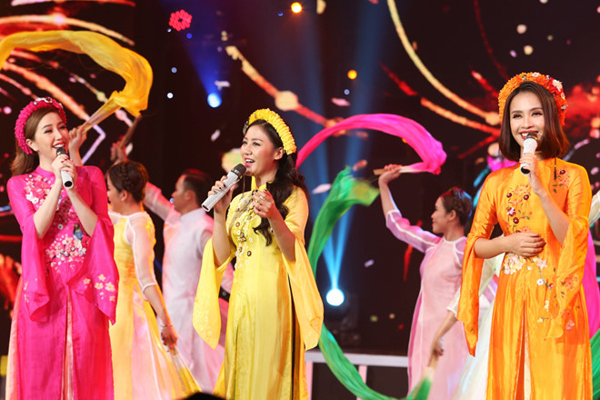 Ba nữ ca sĩ Bảo Thy, Văn Mai Hương và Ái Phương lần đầu đứng chung sân khấu. Ảnh: Đại Ngô.