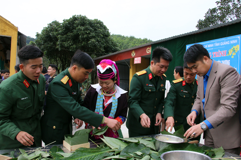 CBCS Lâm Trường 103 (Hải Hà) cùng với nhân dân trên địa bàn tổ chức gói bánh chưng chuẩn bị Tết. 
