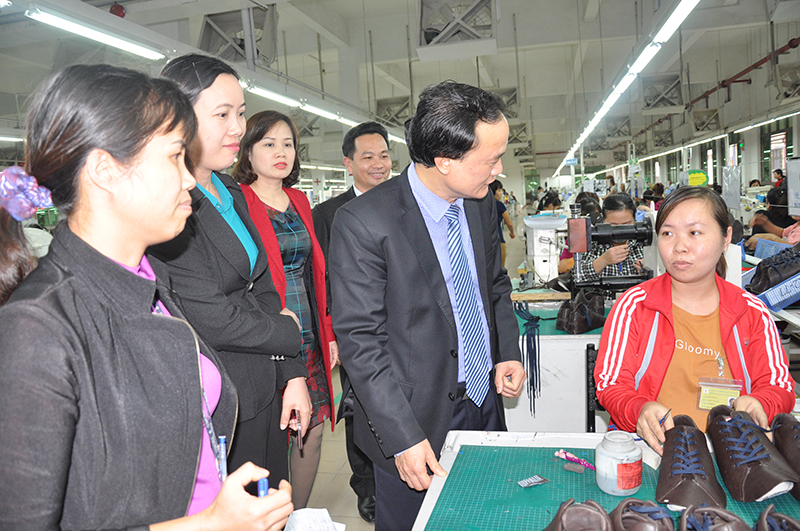 Lãnh đạo LĐLĐ tỉnh, LĐLĐ TP Uông Bí thăm CNLĐ Công ty TNHH Sao Vàng chi nhánh Uông Bí.