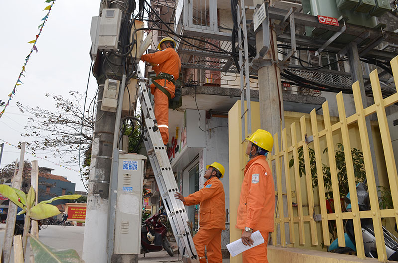 Công nhân thuộc Điện lực Quảng Yên kiểm tra an toàn lưới điện trên địa bàn