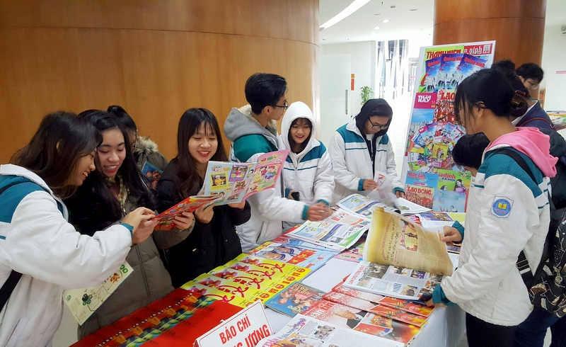 Các bạn đọc lứa tuổi học sinh quan tâm và hứng thú với các ấn phẩm báo chí Xuân.