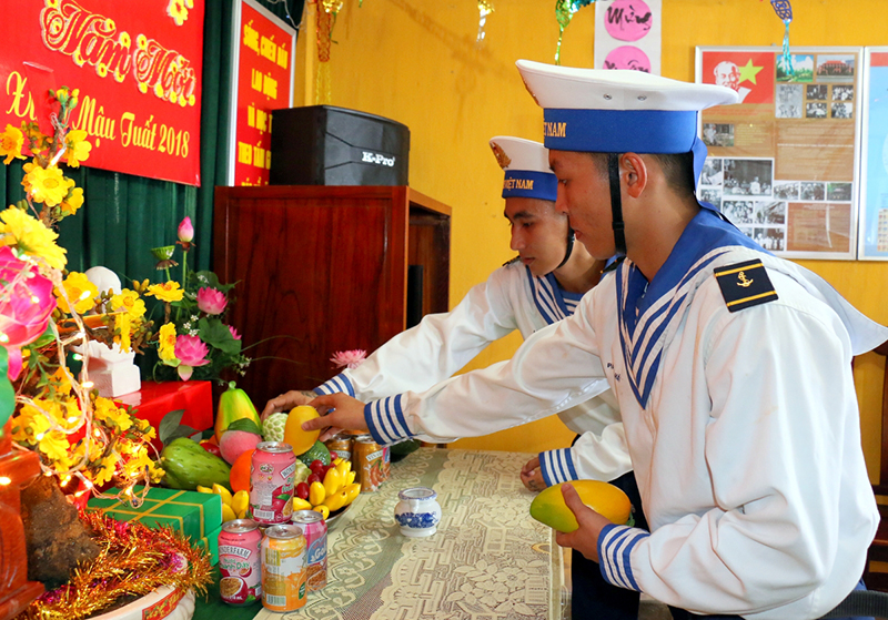 Bộ đội đảo Đá Đông A (quần đảo Trường Sa) chuẩn bị mâm ngũ quả đón Tết Mậu Tuất 2018.