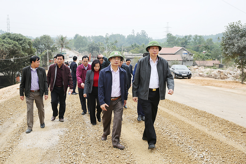 Đồng chí Nguyễn Đức Long, Chủ tịch UBND tỉnh kiểm tra công tác thi công dự án Cải tạo, nâng cấp tuyến đường trục chính từ QL18 vào Khu di tích Yên Tử. Ảnh: Đỗ Phương