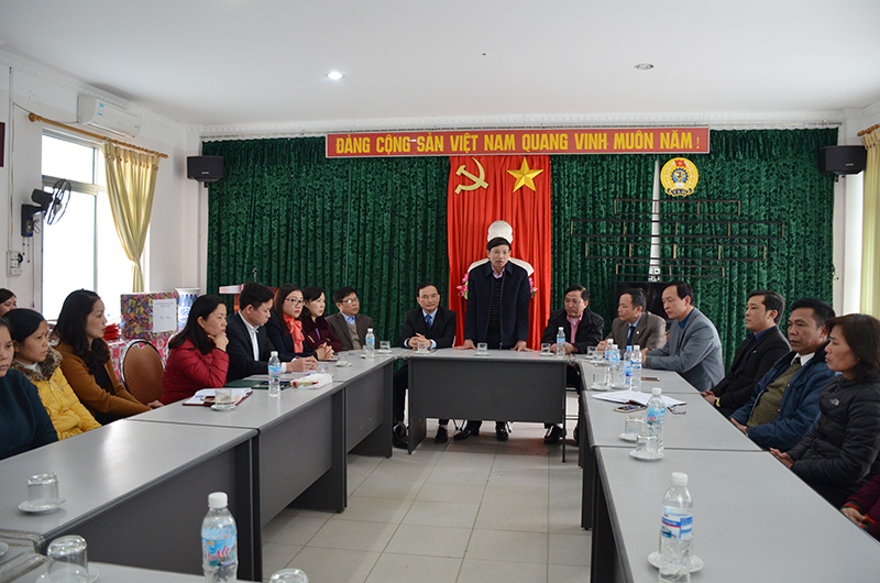 Đồng chí  Nguyễn Xuân Ký, Phó Chủ tịch Thường trực HĐND tỉnh lắng nghe và chia sẻ những khó khăn cùng doanh nghiệp, CNLĐ Công ty CP May Quảng Ninh.