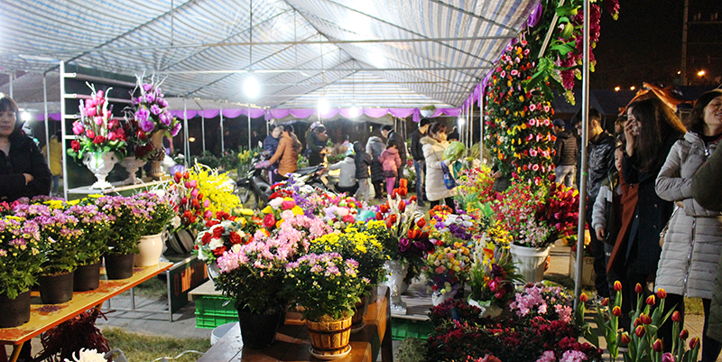 Chợ hoa Xuân thu hút đông đảo người dân đến tham quan mua sắm