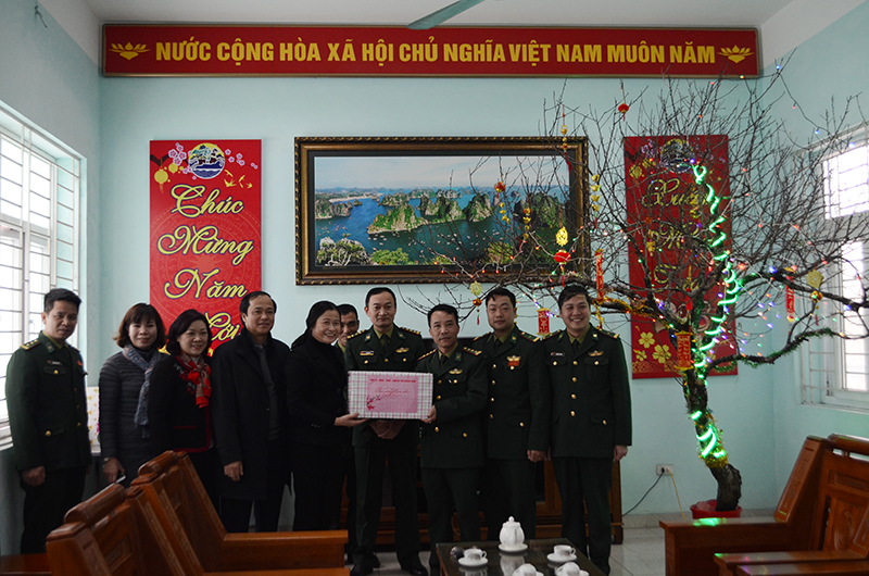 Đỗ Thị Hoàng, Phó Bí thư Thường trực Tỉnh ủy tặng quà cho CBCC Đồn biên phòng cảng cửa khâu Cẩm Phả