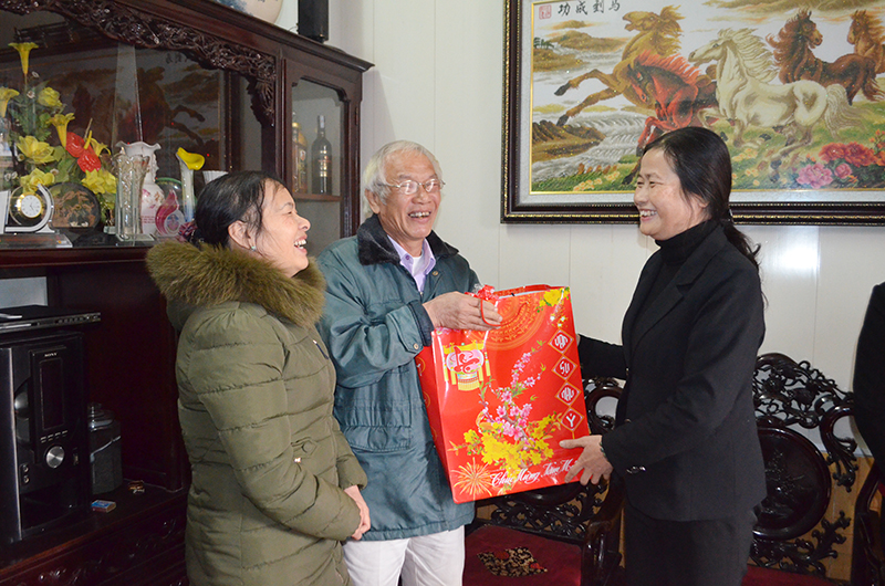 Đỗ Thị Hoàng, Phó Bí thư Thường trực Tỉnh ủy tặng quà cho CBCC Đồn biên phòng cảng cửa khâu Cẩm Phả