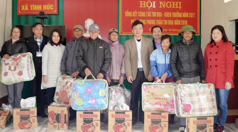 Lãnh đạo Công đoàn các KCN tỉnh trao quà Tết hoàn cảnh khó khăn cho người dân xã Tình Húc (huyện Bình Liêu)