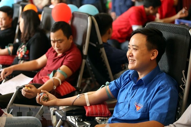 Các cán bộ, công chức, viên chức, thanh niên tình nguyện hiến máu. (Ảnh: Phan Tuấn Anh/TTXVN)