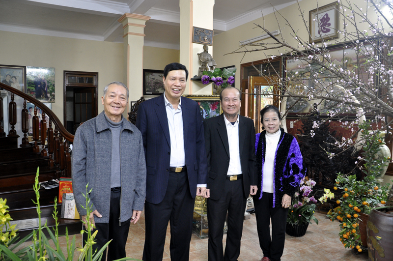 Chủ tịch UBND tỉnh thăm, chúc Tết gia đình đồng chí Vũ Nguyên Nhiệm.