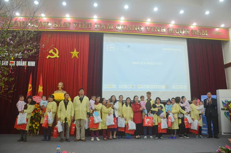 Nhân dịp này, Ban tổ chức tặng 50 suất quà Tết, mỗi suất quà trị giá 250 nghìn đồng cho trẻ em có hoàn cảnh đặc biệt đang điều trị tại Bênh viện Sản Nhi Quảng Ninh.