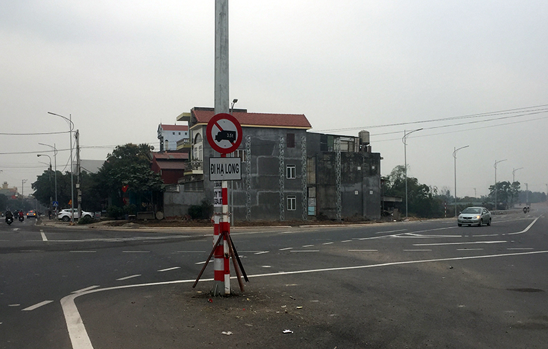 Điểm đầu tuyến tránh QL18 đoạn qua phường Mạo Khê đã được đặt biển báo cấm xe tải trên 3,5 tấn.