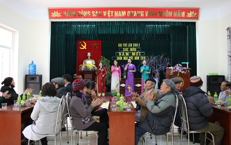 Người dân khu phố Lâm Sinh II tập duyệt các tiết mục văn nghệ chuẩn bị cho đêm giao thừa.