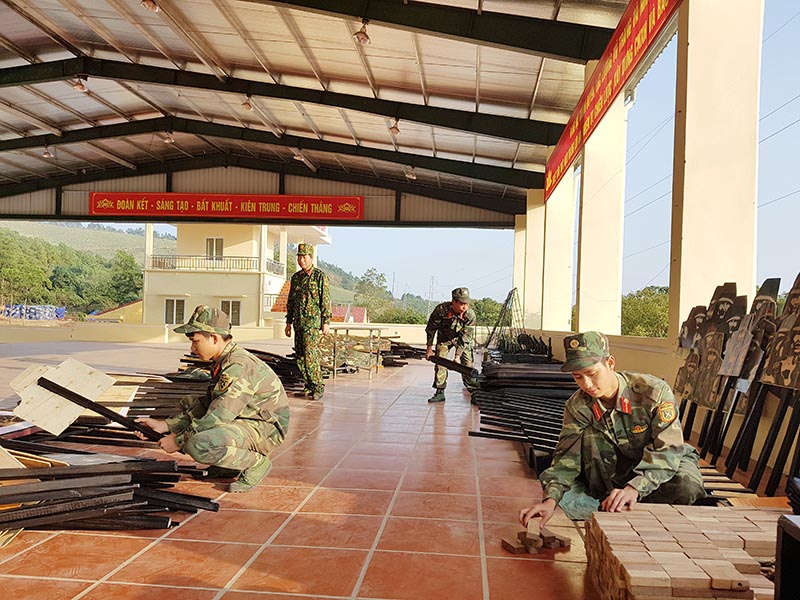 Cán bộ, chiến sỹ trẻ Trung đoàn 244, Bộ CHQS tỉnh chuẩn bị học cụ huấn luyện.