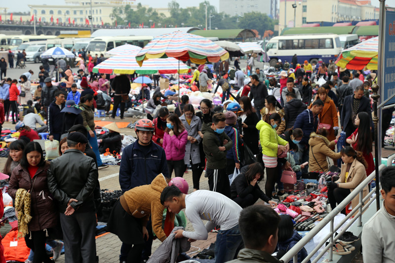 Người dân đổ xô đi mua hàng tại Chợ Trung tâm Móng Cái.