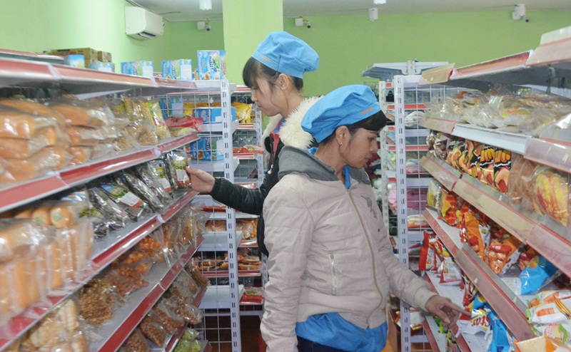 Công nhân lựa chọn cho mình sản phẩm phù hợp tại gian hàng giảm giá của hàng Trung - Việt (KCN Hải Yên, TP Móng Cái)