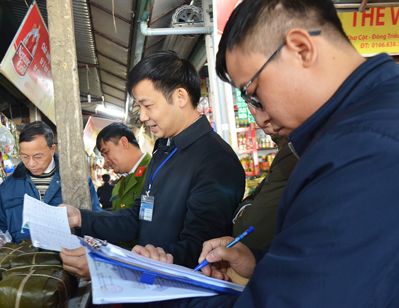 Một số hộ tiểu thương ở chợ Cột (TX Đông Triều) đã ghi nhật ký nhập hàng, một cách để truy xuất nguồn gốc thực phẩm