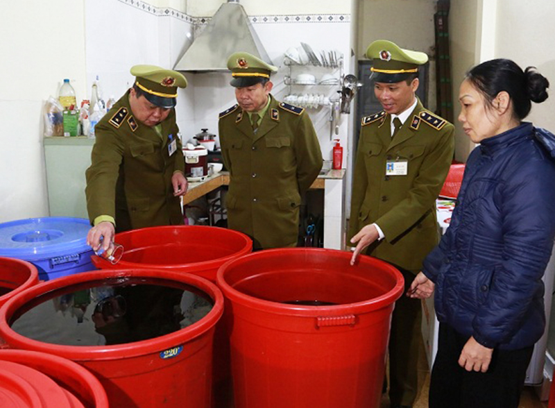 Lực lượng chức năng kiểm tra cơ sở sản xuất rượu ba kích Lê Bích Thủy (thị trấn Tiên Yên) 