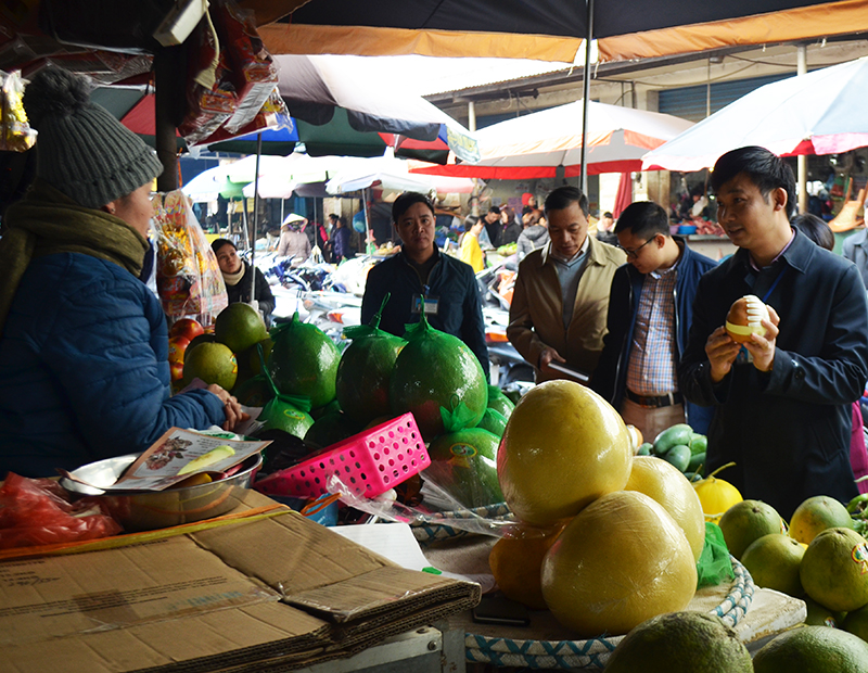 Cửa hàng bán hoa quả tại chợ Hạ long II có quy mô khá lớn song không có các giấy tờ hành chính theo quy định