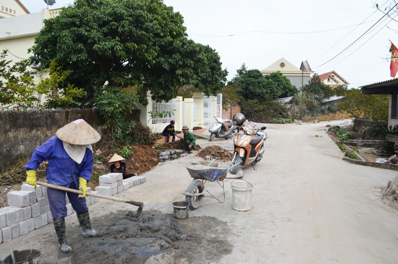 Người dân tham gia ngày công xây dựng, chỉnh trang tuyến đường liên xóm Cột Cờ-Sinh Đồ, thôn Phúc Thị, xã Việt Dân.