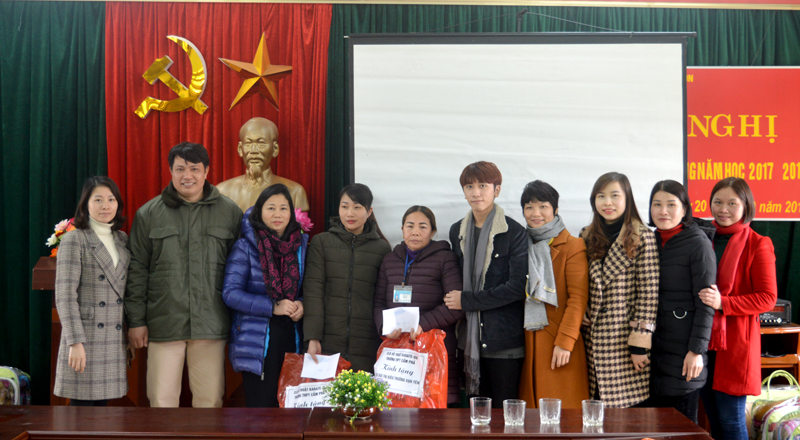 Cụm công đoàn các trường THPT TP Cẩm Phả tặng quà giáo viên Trường mầm non Vạn Yên, huyện Vân Đồn.