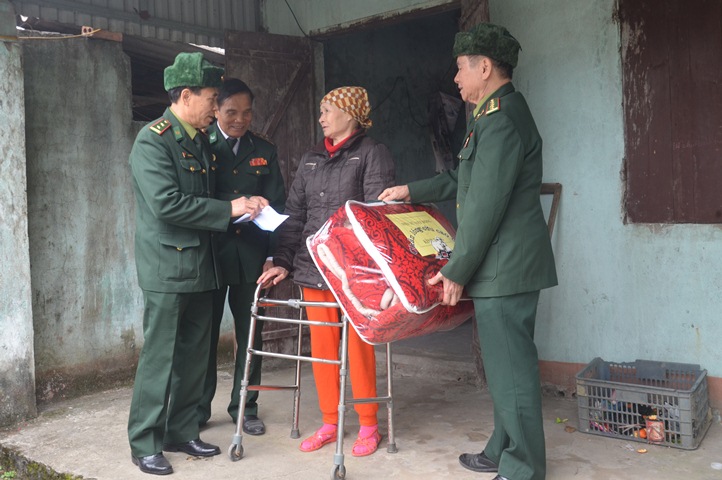 Ban Liên lạc Truyền thống Bộ đội biên phòng Quảng Ninh tặng quà cựu thanh niên xung phong Trần Thị Tay, một hộ nghèo ở thôn Pò Hèn.