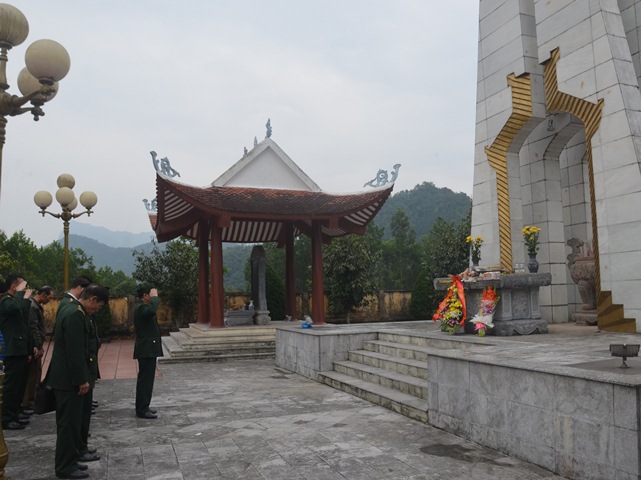 Ban Liên lạc Truyền thống Bộ đội biên phòng Quảng Ninh dâng hương tại Đài tưởng niệm liệt sĩ Pò Hèn.