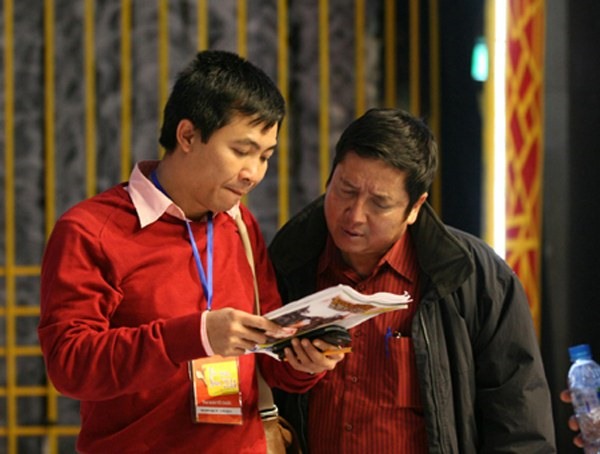 Đạo diễn Đỗ Thanh Hải và NSND Chí Trung trong một lần trao đổi về kịch bản.