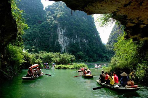 Du khách tham quan Khu du lịch sinh thái Tràng An bằng tuyến đường thủy.