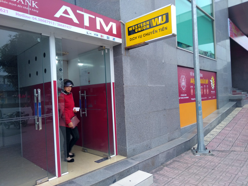 Cây ATM tại trụ sở chính của Ngân hàng NN&PTNT chi nhánh Móng Cái, đại lộ Hòa Bình cũng đang trong tình trạng hết tiền.