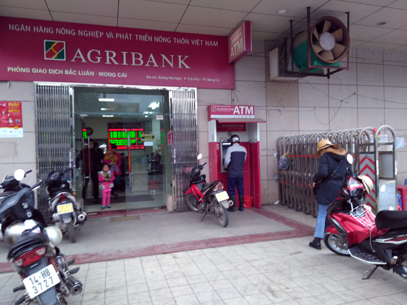 Cột ATM của Ngân hàng này tại Cửa khẩu Quốc tế Móng Cái cũng đang ngừng trả tiền mặt.