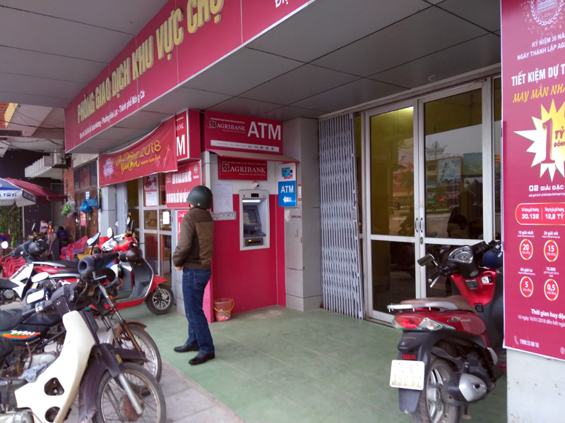 Tại phố Hồ Xuân Hương, phường Hòa Lạc, cây ATM của Ngân Hàng NN&PTNT cũng hết tiền.