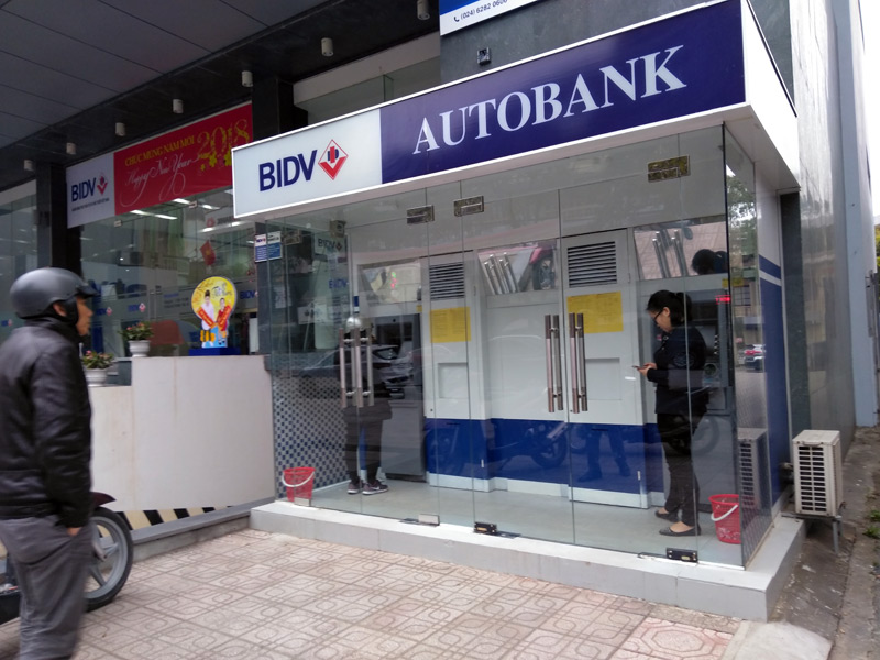 ATM của Ngân hàng BIDV đến hơn 8 giờ sáng nay mới rút được tiền mặt.