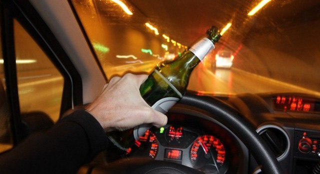 Uống rượu, bia cũng là việc khó tránh trong dịp Tết Nguyên đán. Nếu đã uống, hãy gọi xe taxi về nhà.