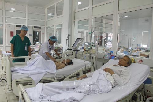 Bệnh nhân đang chăm sóc tại Khoa Hồi sức tích cực chống độc, Bệnh viện Hữu nghị Đa khoa Nghệ An. Ảnh: Bích Huệ/TTXVN