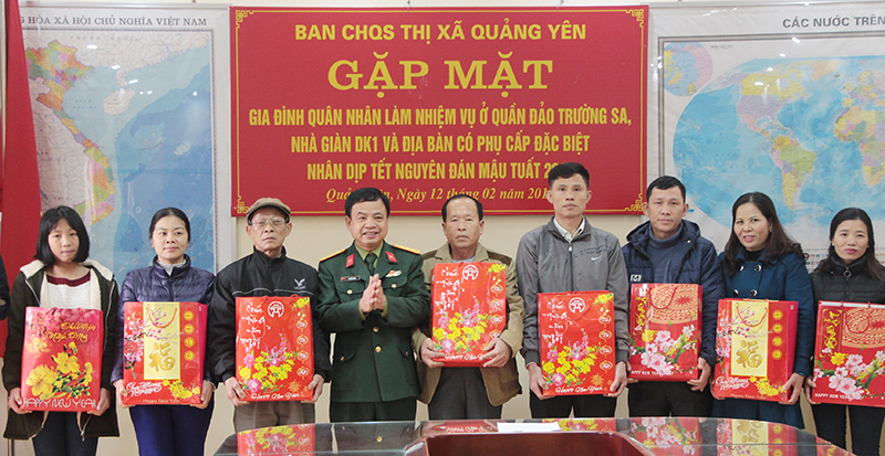 Thượng tá vũ hồng phúc - Chính trị viên Ban CHQS thị xã tặng quà cho các gia đình quân nhân công tác tại Đảo Trường Sa
