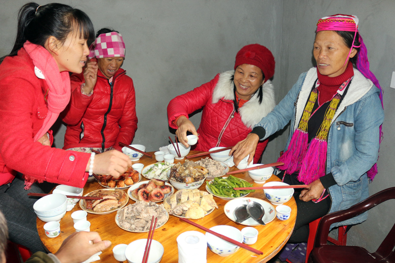 Mọi người dân thôn Ngàn Phe phấn khởi trong bữa cơm Tết đầu năm mới. 