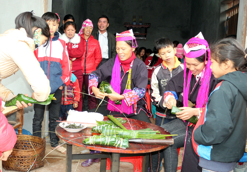 Người dân thôn Ngàn Phe tụ tập gói bánh chưng lá cơm lông dịp Tết Nguyên đán 2018. 
