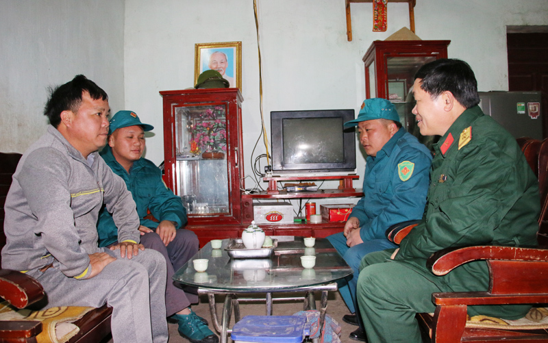 Cán bộ chiến sĩ Ban CHQS huyện Bình Liêu thăm hỏi, động viên nhân dân khu Cửa Khẩu Hoành Mô nhân dịp Tết Nguyên đán năm 2018. 