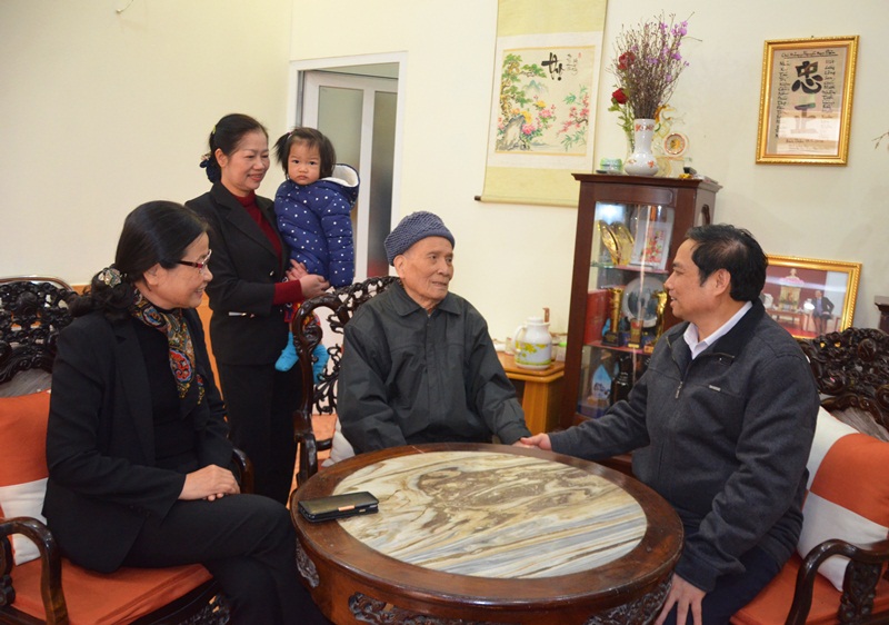 Các đồng chí lãnh đạo chúc tết,hỏi thăm tình hình sức khỏe của đồng chí Nguyễn Ngọc Đàm, nguyên Chủ tịch UBND tỉnh