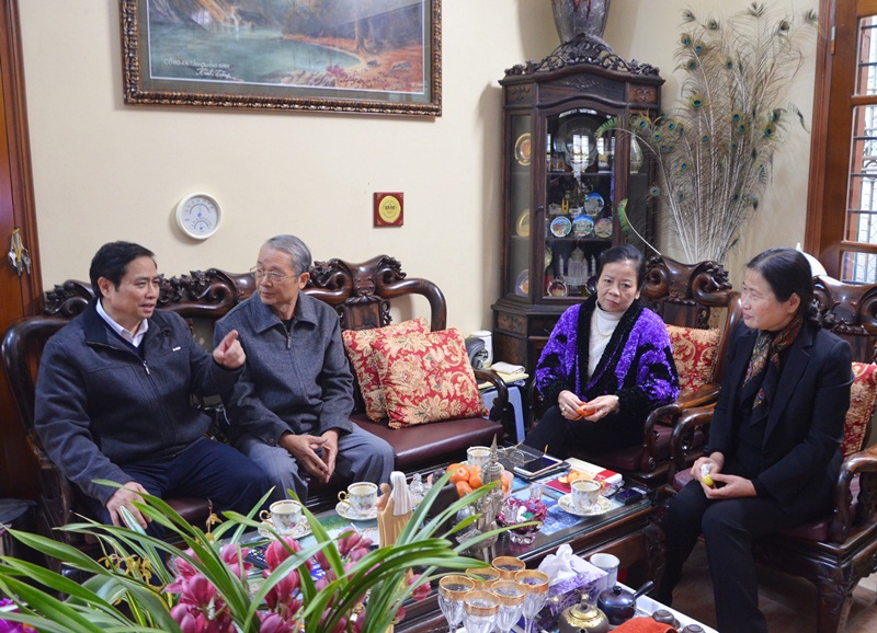 Các đồng chí lãnh đạo đến thăm, chúc tết đồng chí Vũ Nguyên Nhiệm, nguyên Chủ tịch UBND tỉnh