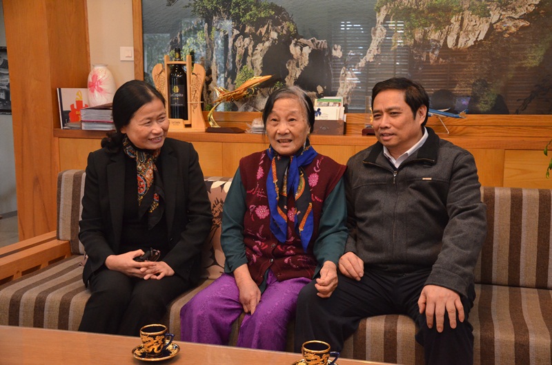 Các đồng chí lãnh đạo đến thăm thân nhân gia đình đồng chí Vũ Đà, cố Chủ tịch HĐND tỉnh