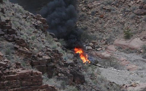 Chiếc máy bay đâm xuống hẻm núi và bốc cháy. Ảnh: CNN