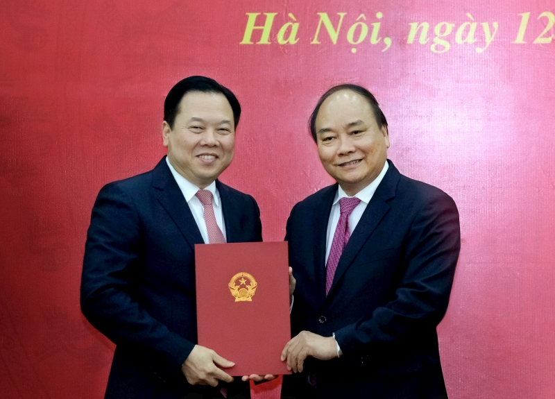 Thủ tướng Nguyễn Xuân Phúc trao quyết định bổ nhiệm ông Nguyễn Hoàng Anh - Ảnh: VGP/Quang Hiếu
