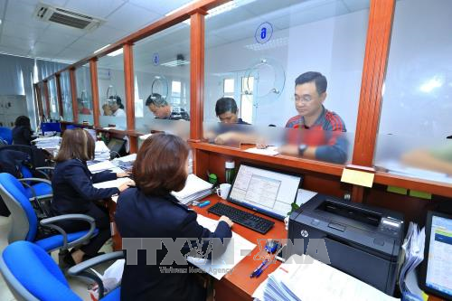 Mở tờ khai tập hàng nhập khẩu tại Chi cục hải quan cửa khẩu sân bay quốc tế Nội Bài. Ảnh: Phạm Hậu/TTXVN