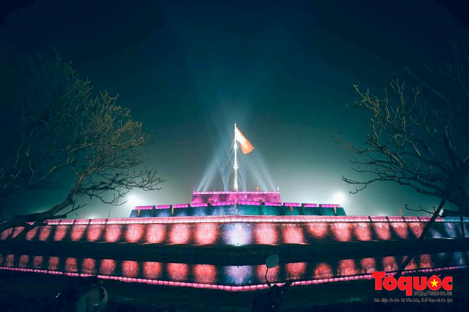 “Khoác áo mới” về đêm cho Kỳ Đài Huế bằng 1.000 ngọn đèn led - ảnh 1 Lần đầu tiên Kỳ Đài Huế được thắp sáng về đêm bằng 1.000 ngọn đèn led.